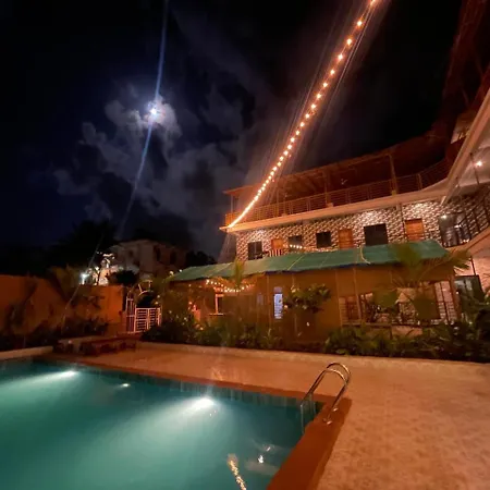 12 Monks - Backpacker Resort